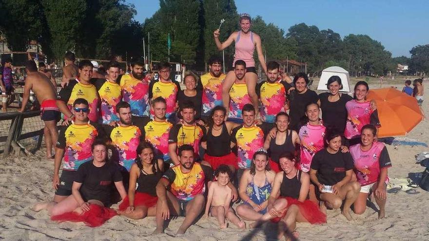 Los equipos masculino y femenino del Coreti, en el arenal de Boiro donde se jugó la competición.