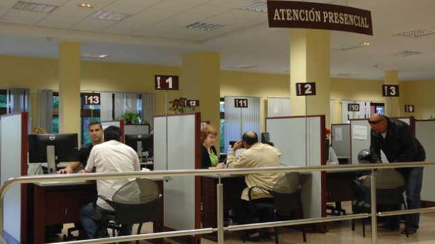 Varios ciudadanos son atendidos por empleados municipales del Ayuntamiento de Las Palmas de Gran Canaria. | j. carlos castro