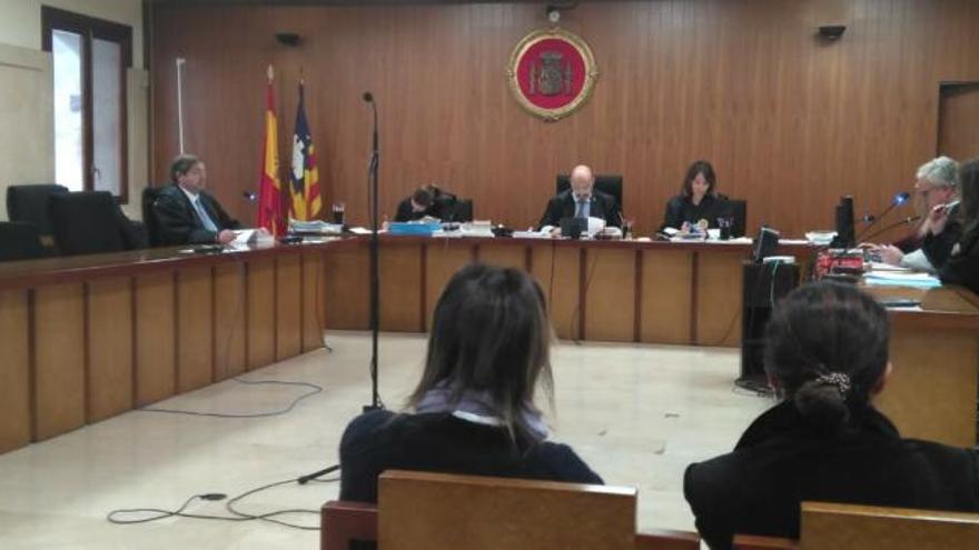 La promotora de Casa Lola y su hija, en el banquillo de los acusados de la Audiencia Provincial de Palma.