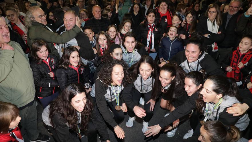 Así fue la llegada del Telecable Gijón tras ganar la Intercontinental de hockey sobre patines: &quot;¡Enhorabuena campeonas del mundo!&quot;