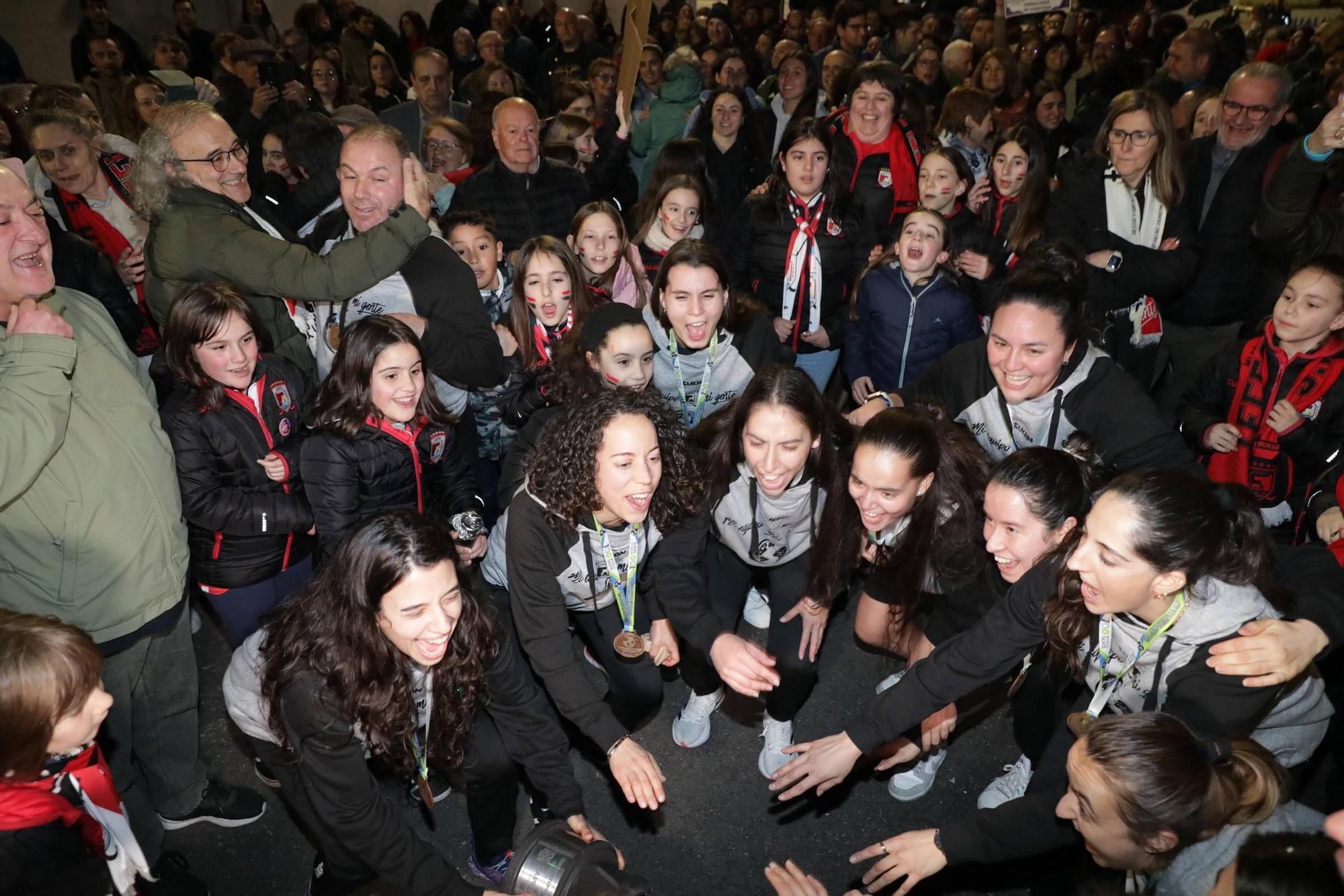 Así fue la llegada del Telecable Gijón tras ganar la Intercontinental de hockey sobre patines: "¡Enhorabuena campeonas del mundo!"