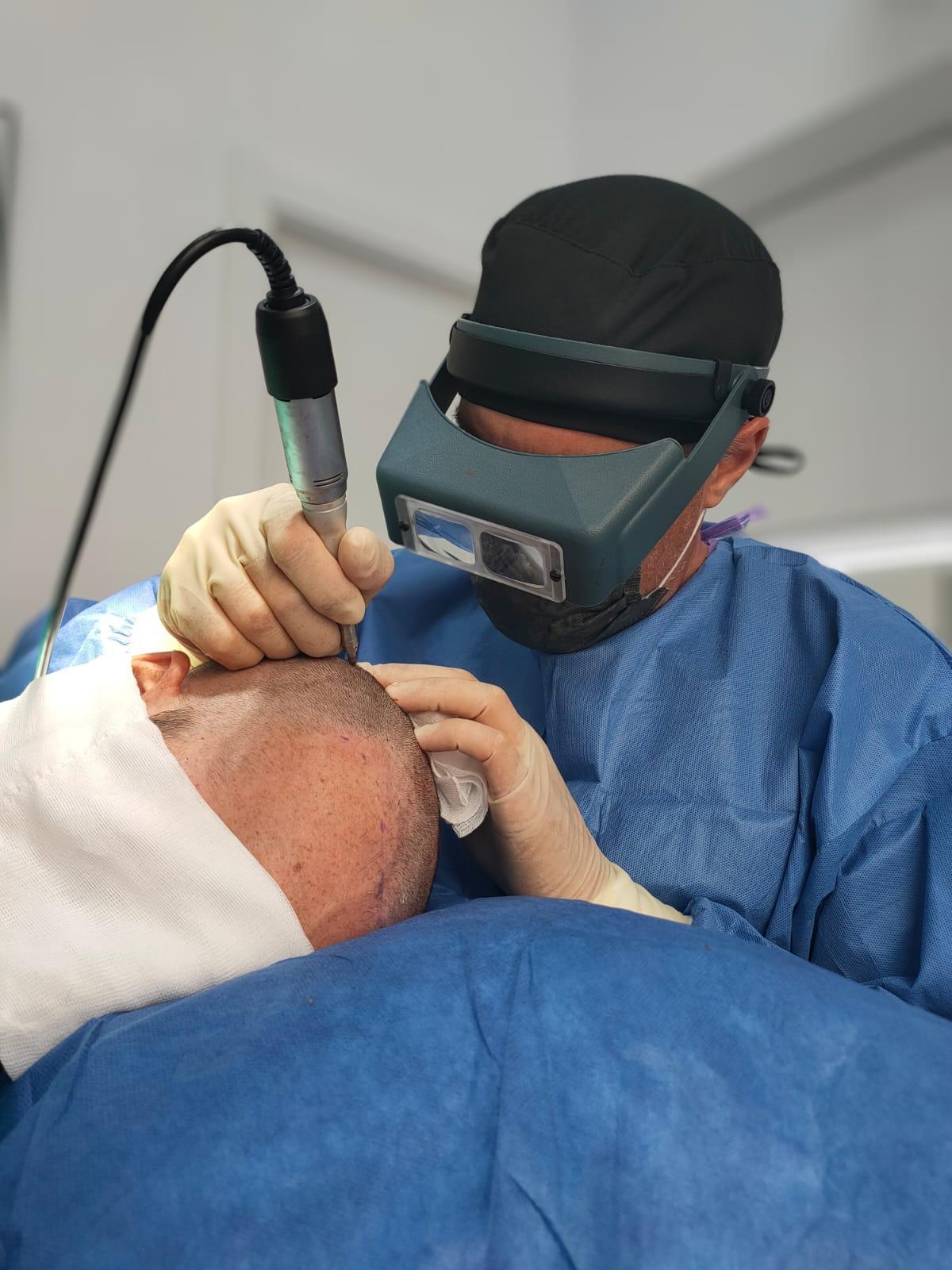 El Dr. Ignacio Rodríguez durante una intervención capilar.