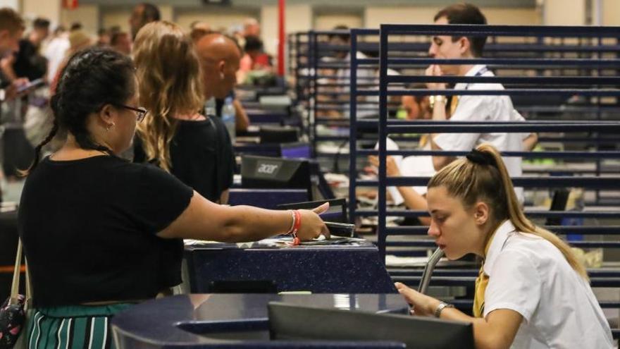 Pasajeros en el aeropuerto de Ibiza.