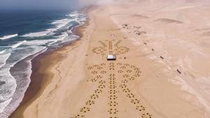 Vista aérea del campamento en la víspera del inicio de la segunda mitad del maratón del desierto de Sables Ica - Perú en Paracas. Los competidores compiten en la carrera de 109 km divididos en 3 etapas a través del desierto de Ica.