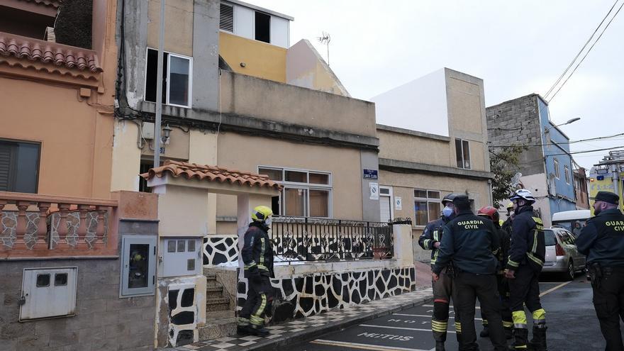 Dos heridos graves en un incendio en un edificio en Gran Canaria, con personas atrapadas