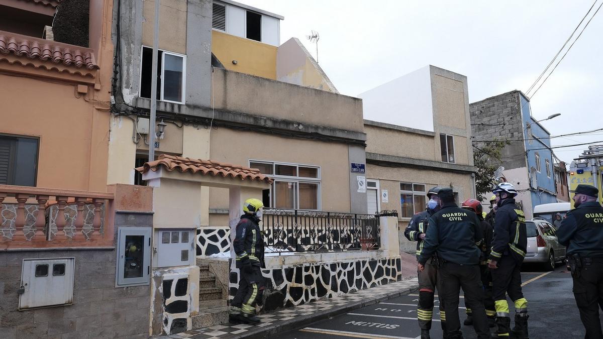 Dos heridos graves en un incendio en un edificio en Gran Canaria, con personas atrapadas.
