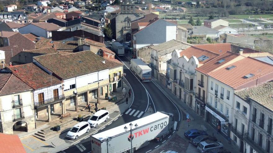 Camiones de gran tonelaje circulando por la carretera N-122 por la travesía de Alcañices. | Ch. S.