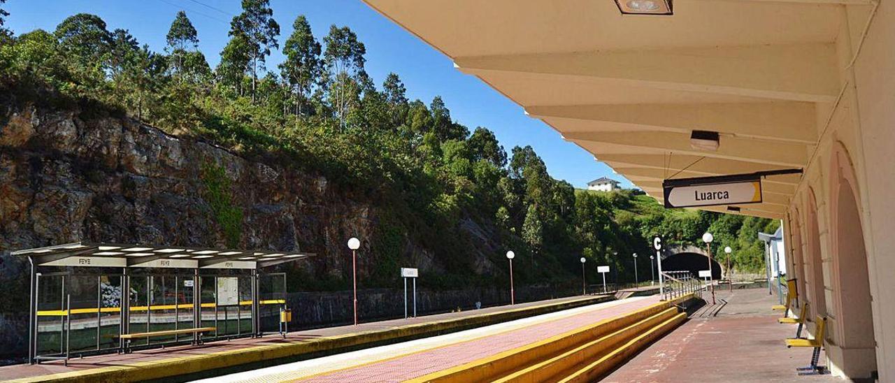 Estación de Luarca, sin pasajeros, el pasado sábado.