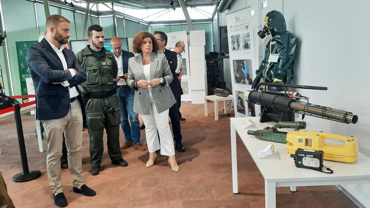 María Rivas e Gonzalo Trenor durante a visita á exposición de material dos SEDEX da Garda Civil