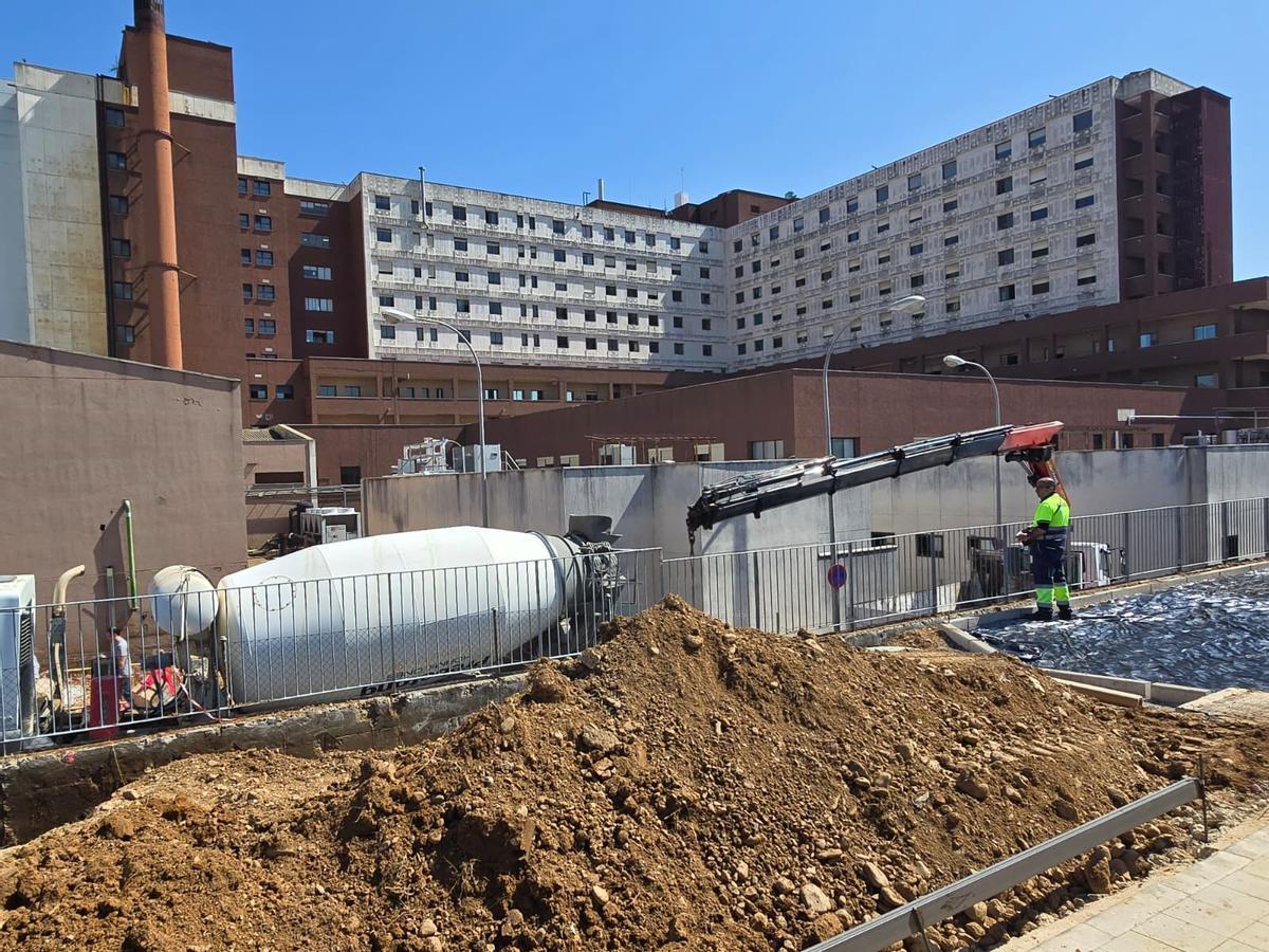Los obreros de la UTE Senpa-Elecnor ya trabajan en el Hospital Universitario de Badajoz.