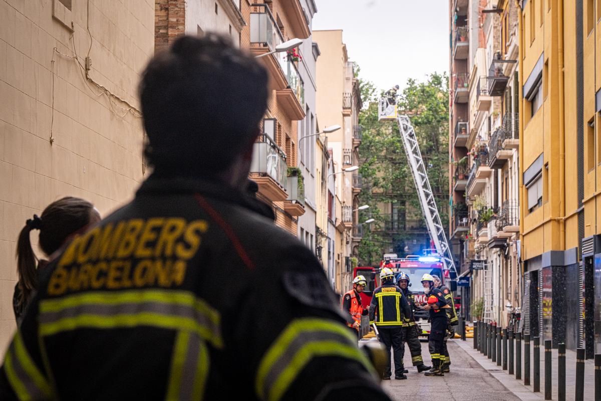 Una explosión por una bombona de butano deja ocho heridos y obliga a desalojar un edificio en Poblenou Una explosión por una bombona de butano deja ocho heridos y obliga a desalojar un edificio en Poblenou