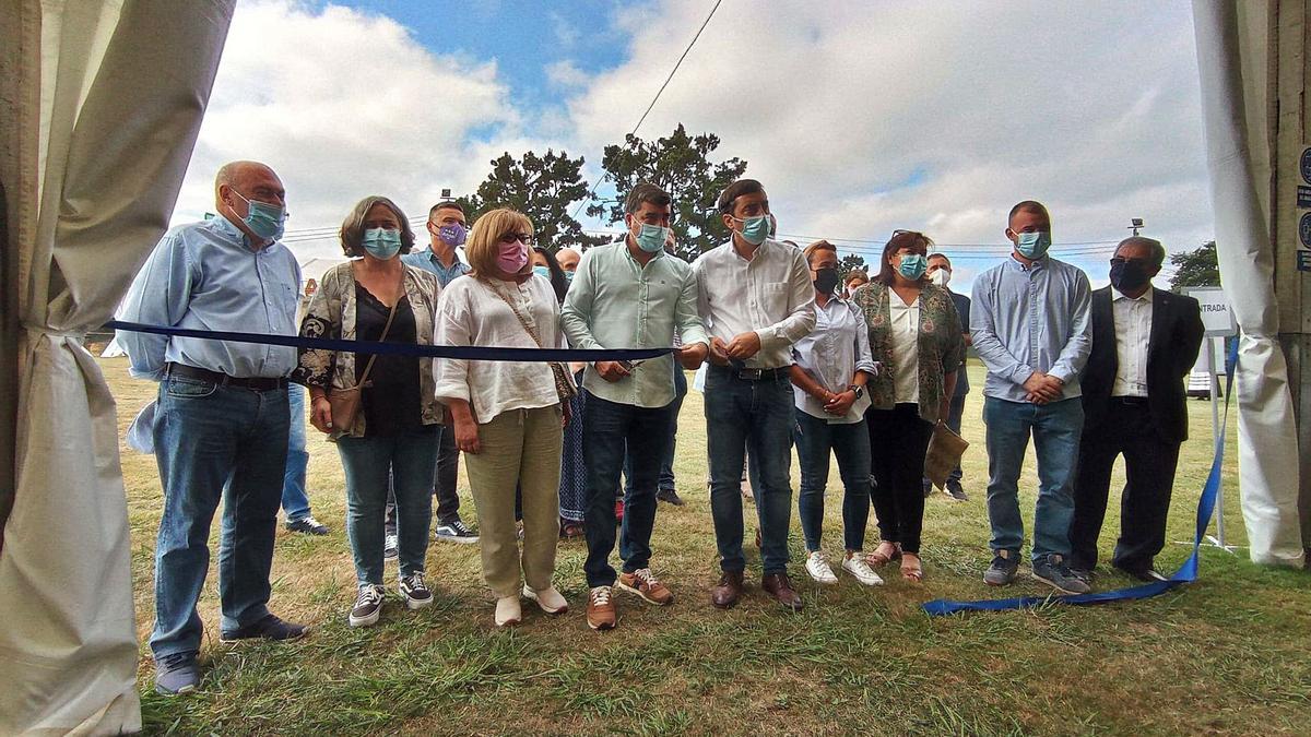El corte de la cinta de la feria ecológica, con Nino Rodríguez y Gerardo Sanz en el centro, ayer, en el recinto ferial de Llanera. | A. I.