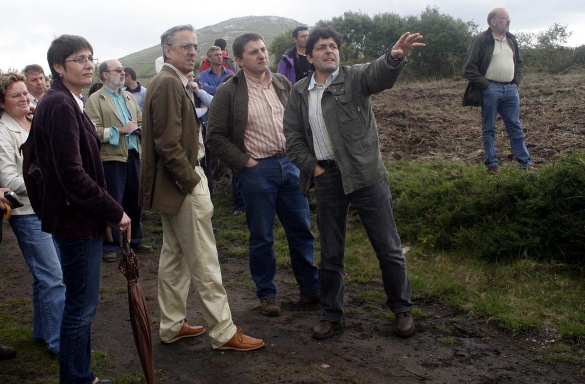 Fuco da indicaciones en una visita institucional realizada a la zona de Monte Cabalar en el año 2007. | BERNABÉ