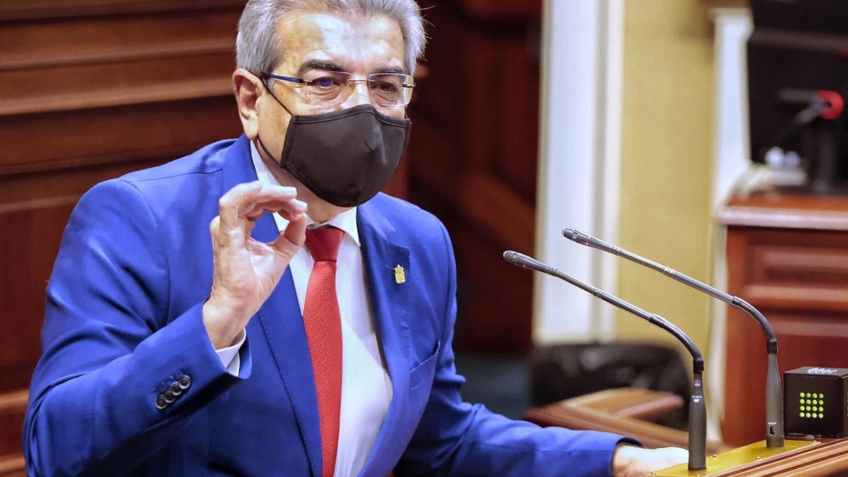 El vicepresidente y consejero de Hacienda, Presupuestos y Asuntos Europeos del Gobierno de Canarias, Román Rodríguez, en el pleno parlamentario de esta semana.