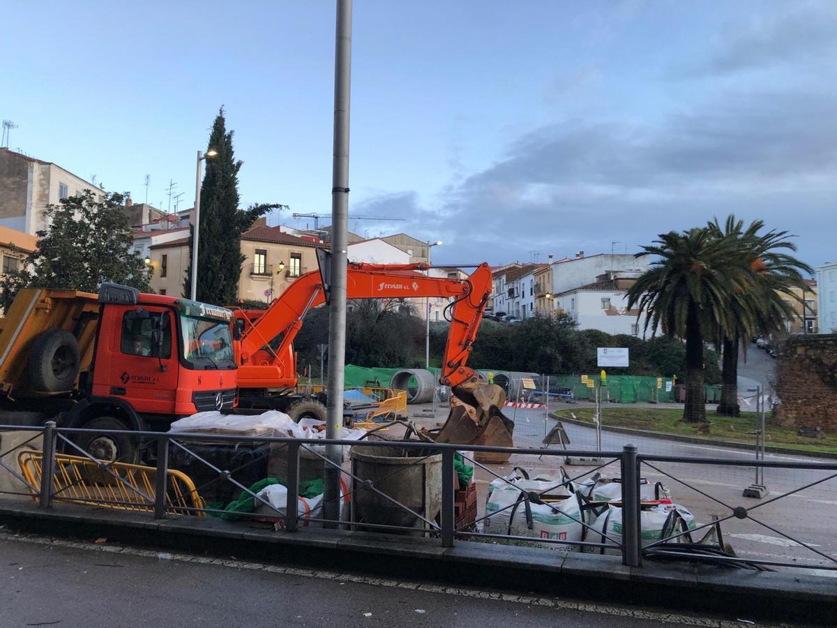 Un muro se desploma en el Instituto El Brocense