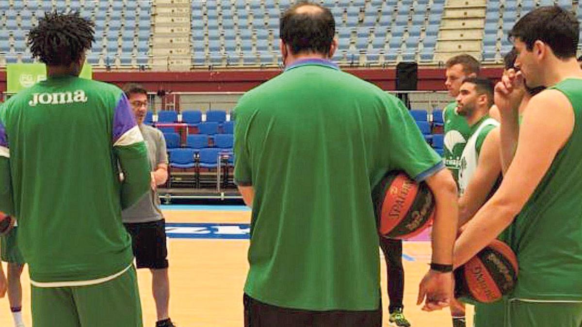 El Unicaja se entrenó en la cancha del San Sebastián Arena, donde jugará hoy.