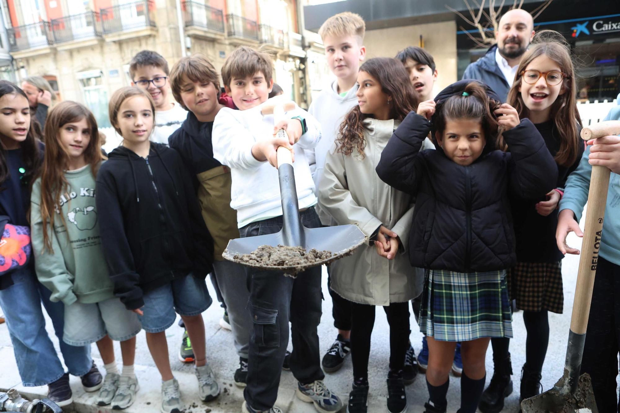 Alumnos del Eusebio da Guarda plantan un árbol en la recta final de la reforma de San Andrés