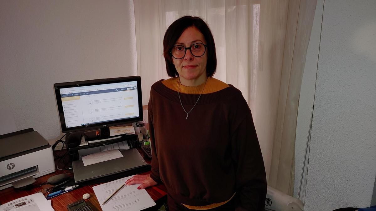 Alicia Chazarra, de 54 años, está estudiando una oposición de administrativo a la Seguridad Social