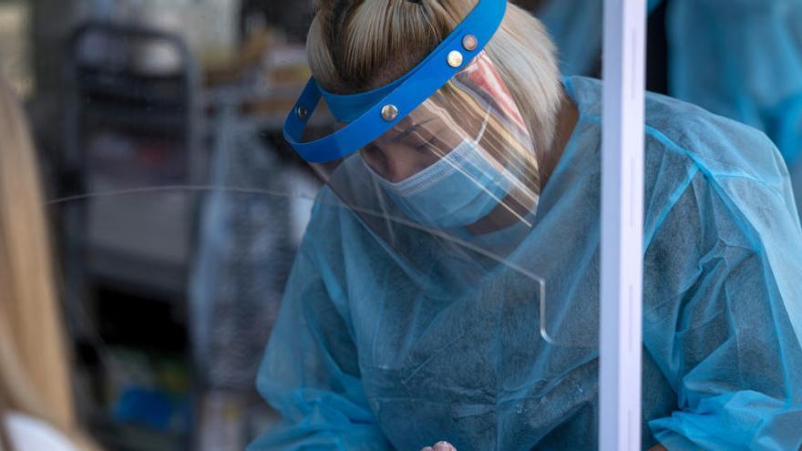 Un sanitario, protegido frente a la COVID-19