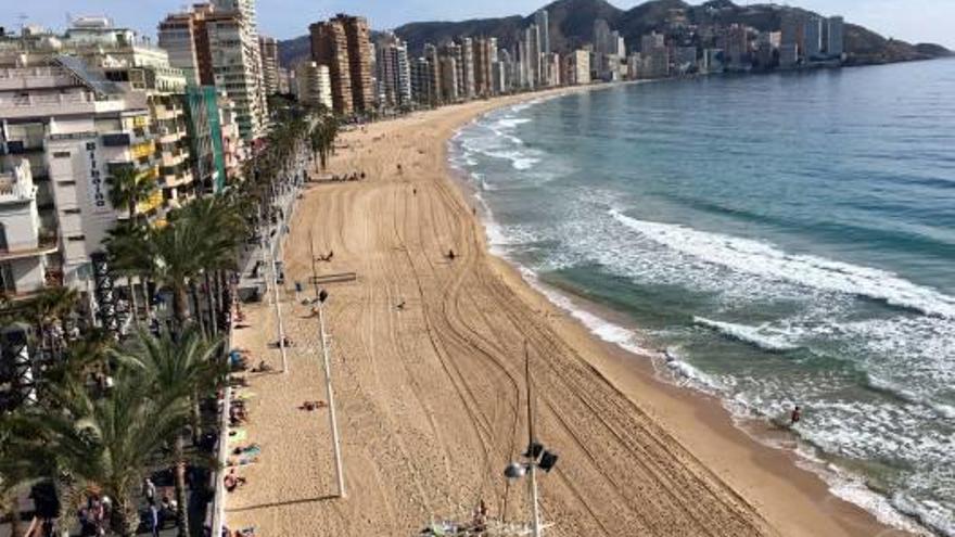 Benidorm limpia sus playas para la primera gran cita turística.