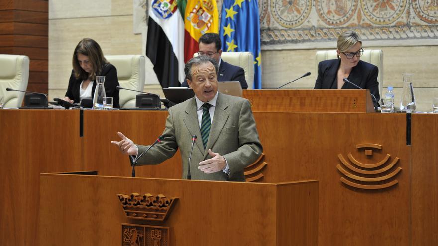 La ley para salvar Valdecañas sale adelante solo con los votos del PSOE