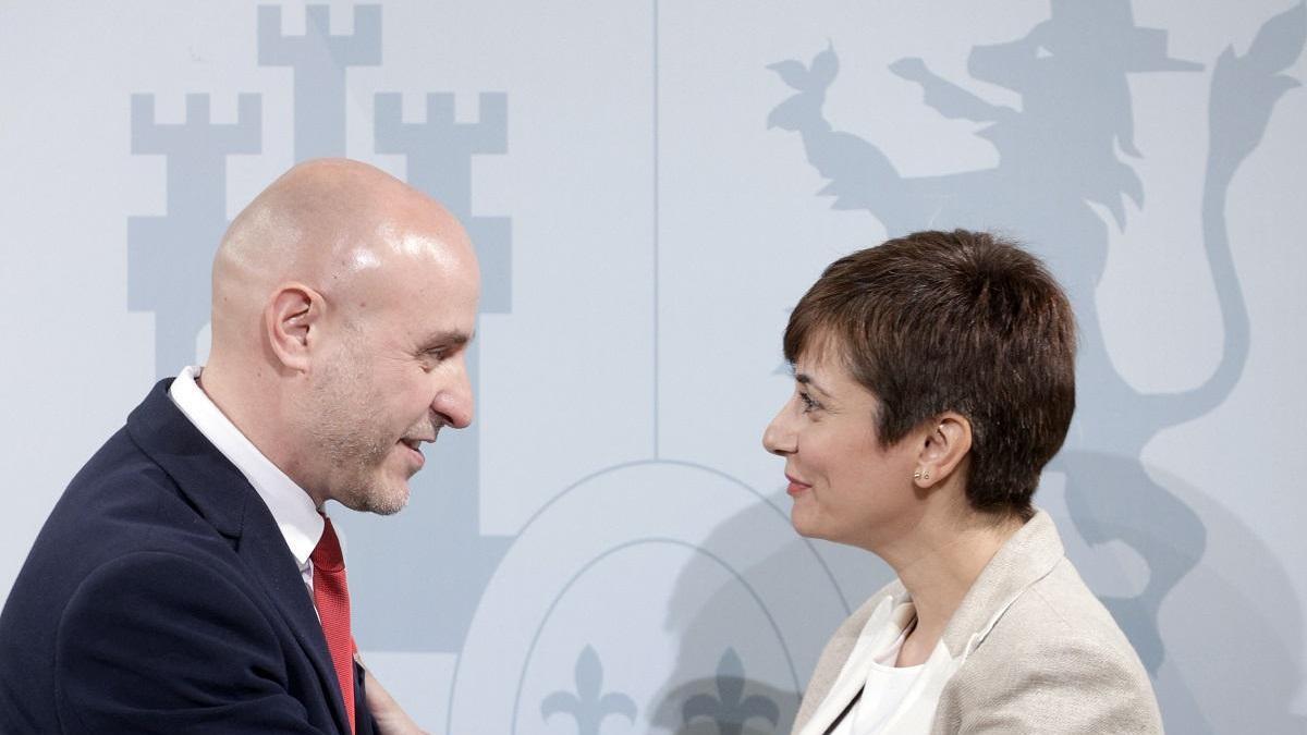 El nuevo delegado del Gobierno en Catalunya, Carlos Prieto, con la portavoz del ejecutivo español, Isabel Rodríguez.