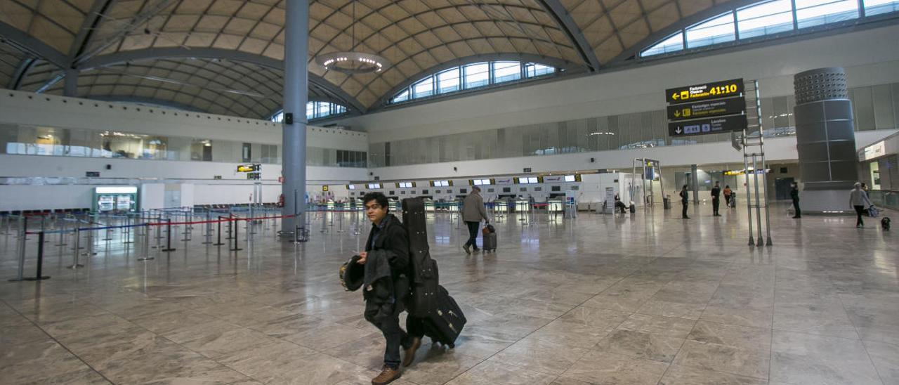 La Generalitat pide una reunión por carta al Gobierno y se ofrece para mantener abierto el aeropuerto de Alicante-Elche