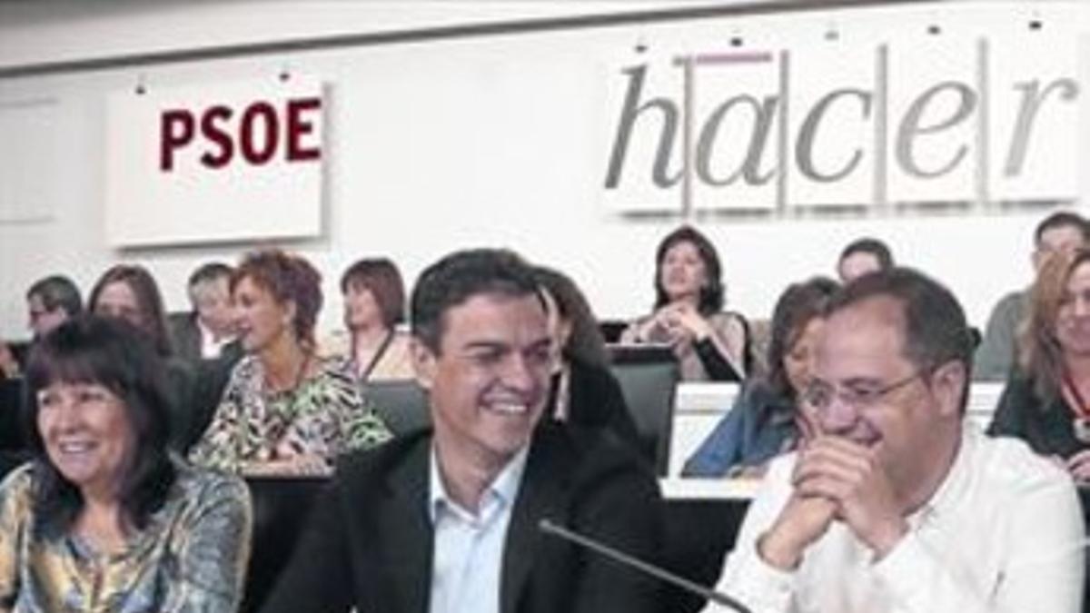 Pedro Sánchez, entre Micaela Navarro y César Luena, ayer en la sede del PSOE.