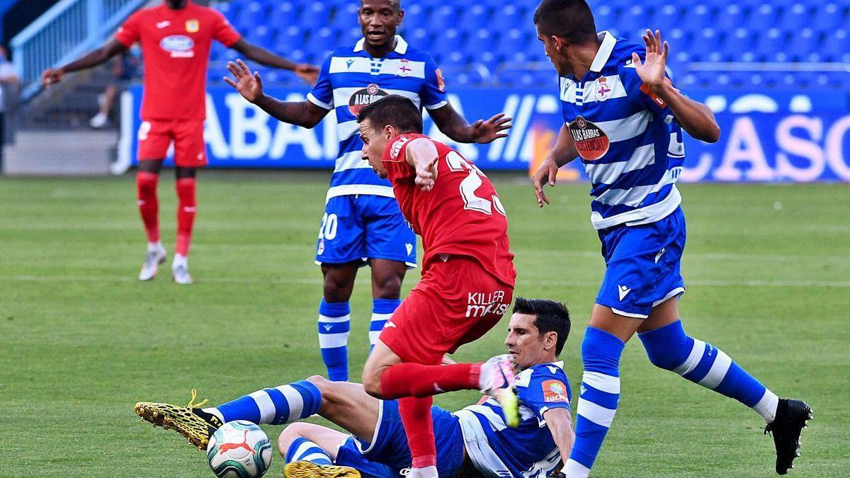 Los deportivistas Beauvue, Vicente y Valín, durante el partido contra el Fuenlabrada del pasado viernes en Riazor.