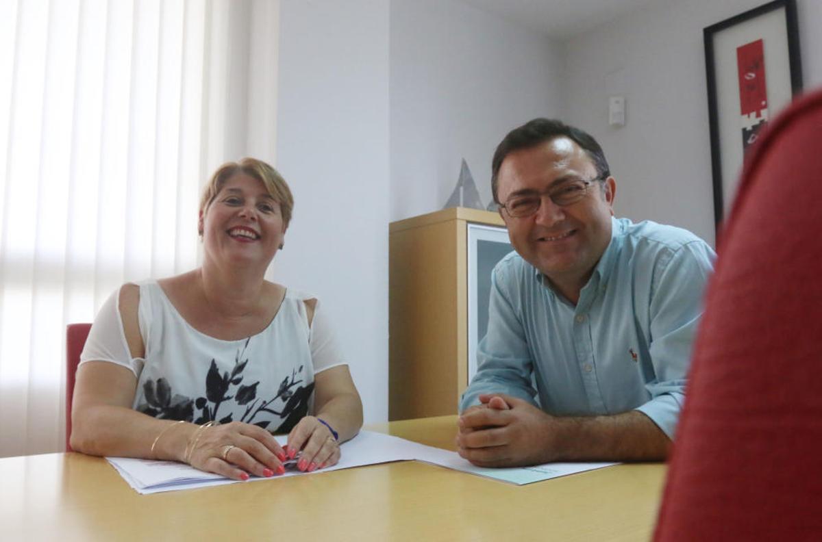Heredia propició la fotografía con la nueva portavoz del PSOE.