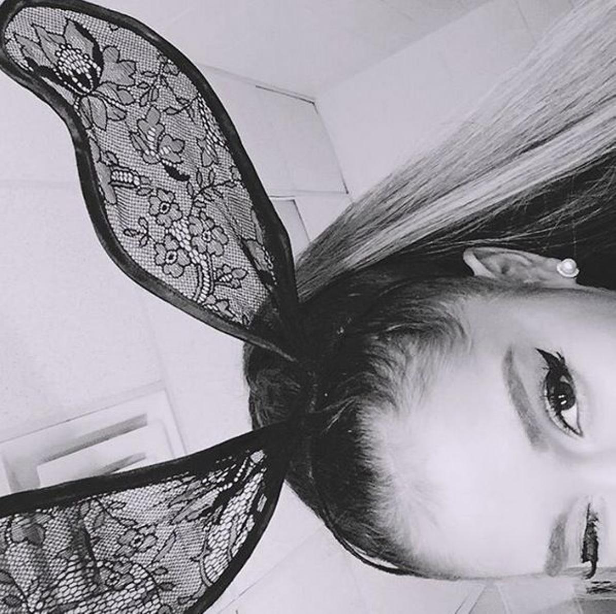 Ariana Grande con orejas de conejo