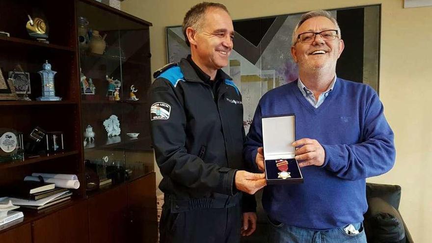 Alberto Agulla muestra al alcalde la medalla con la que fue galardonado en Alcalá de Henares. // G.N.
