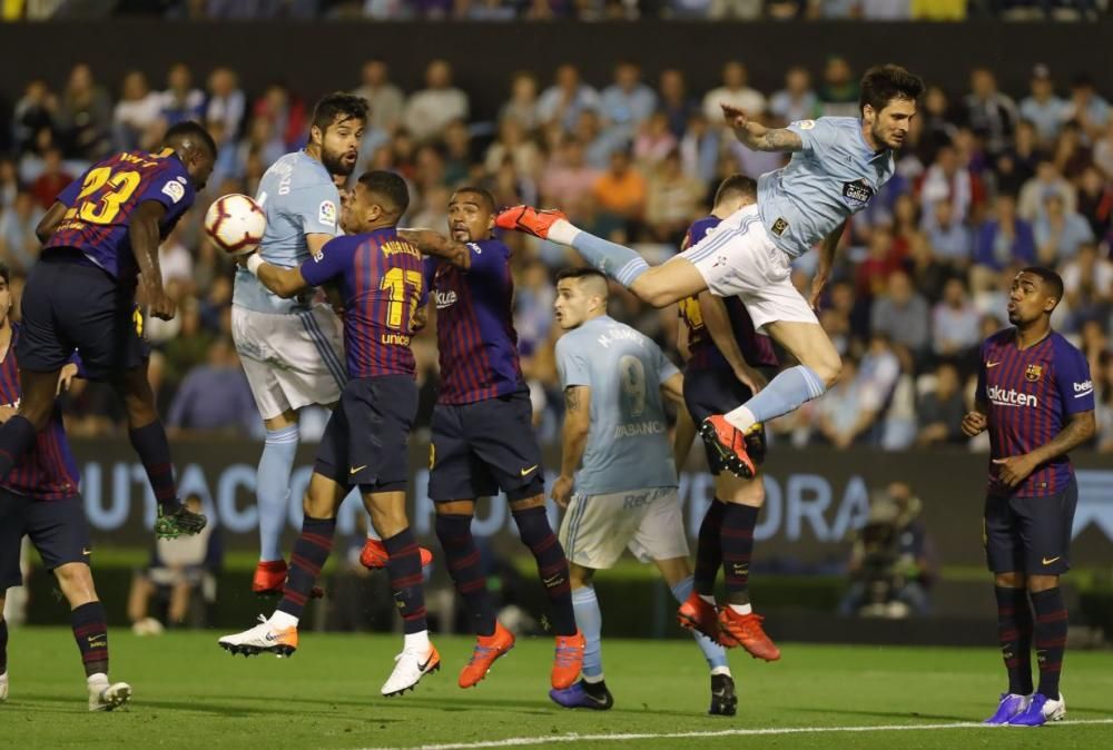 El Celta tumba al Barça y acaricia la permanencia. // A. Villar | J. Lores