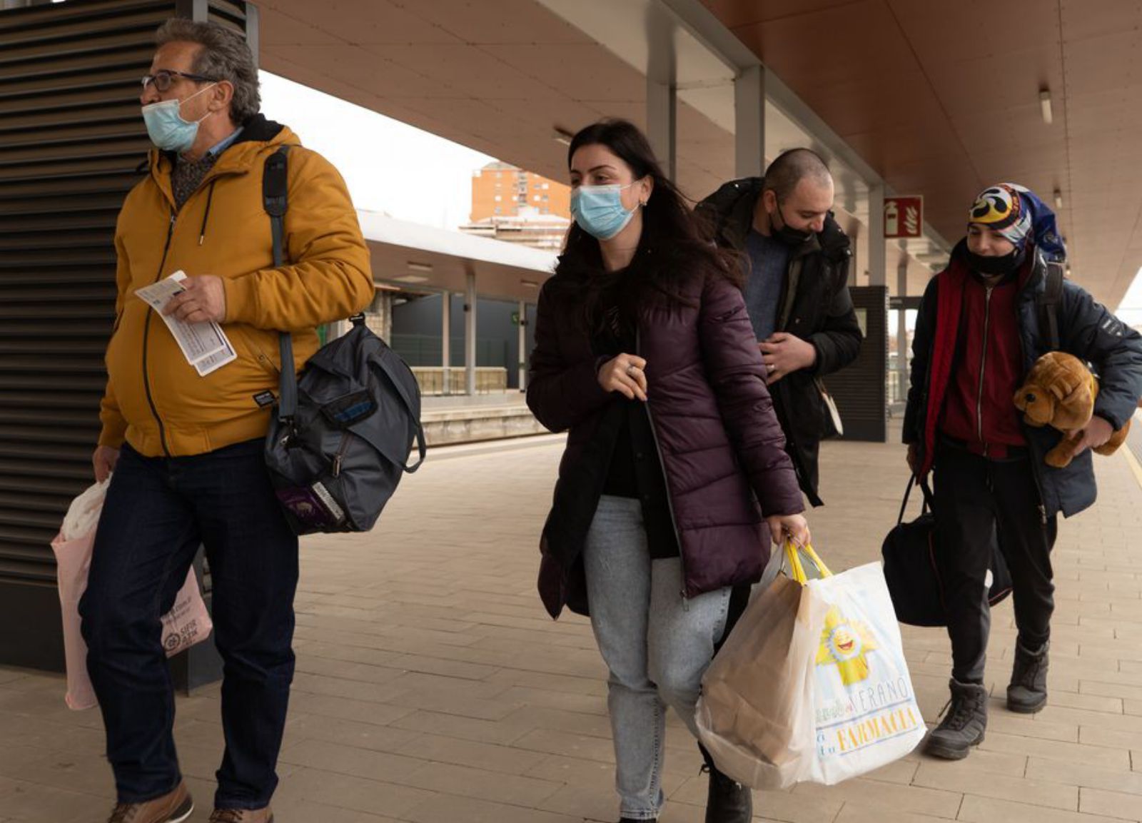 Las familias se dirigen a coger el tren. | José Luis Fernández