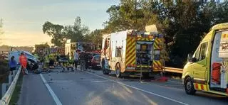 Un xoc entre tres vehicles a Flaçà deixa quatre ferits, un d'ells en estat crític
