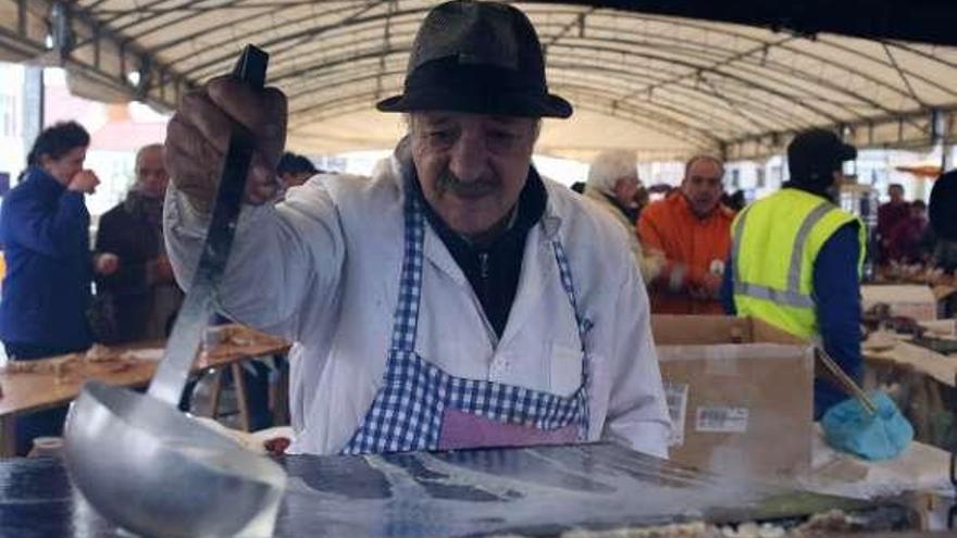 Vila de Cruces agota existencias en su Feira do Chourizo