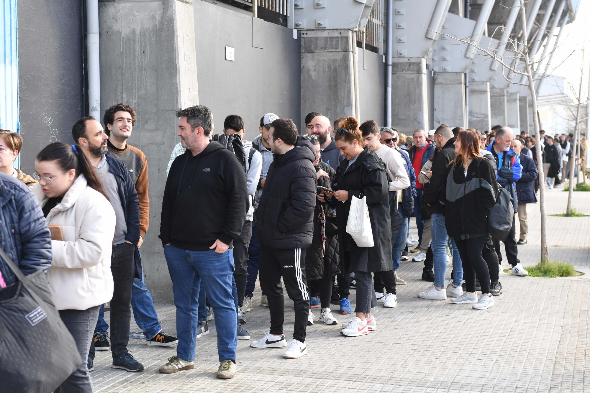 Colas de aficionados en Riazor por las entradas para la visita del Dépor al Unionistas