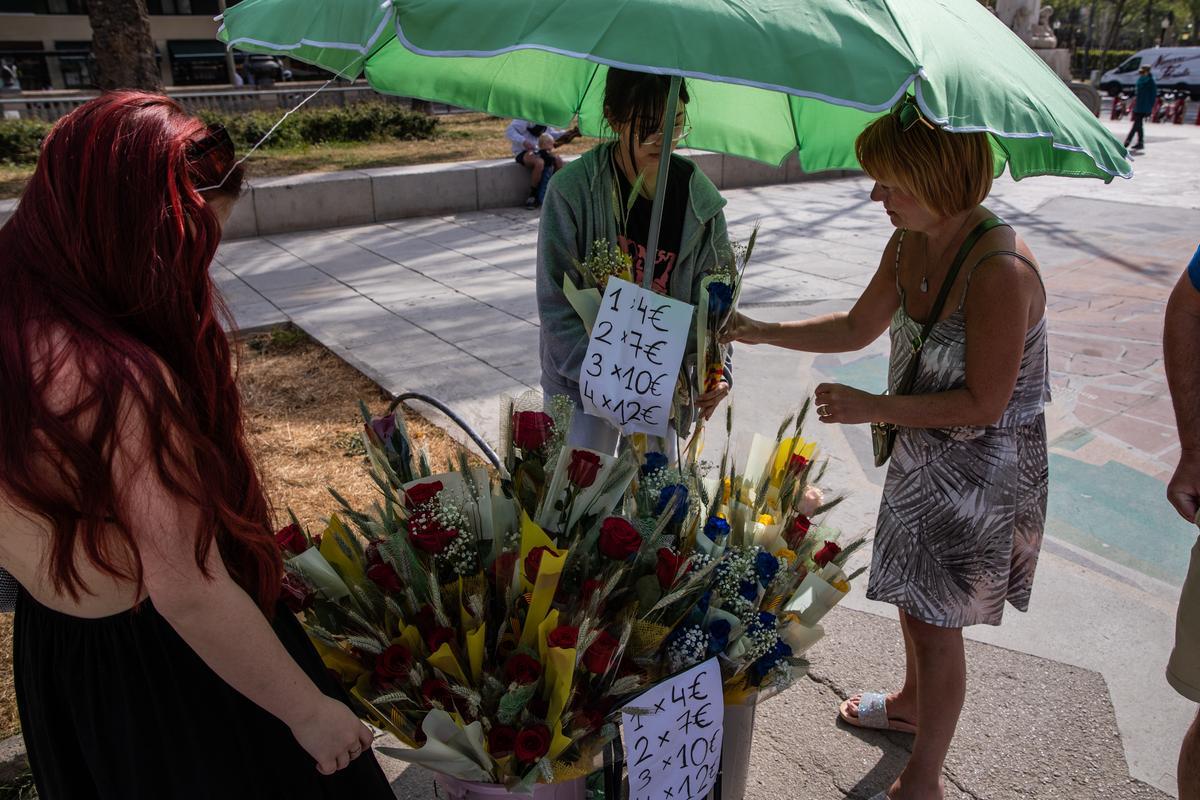 Ambiente de Sant Jordi en Arc de Triomf