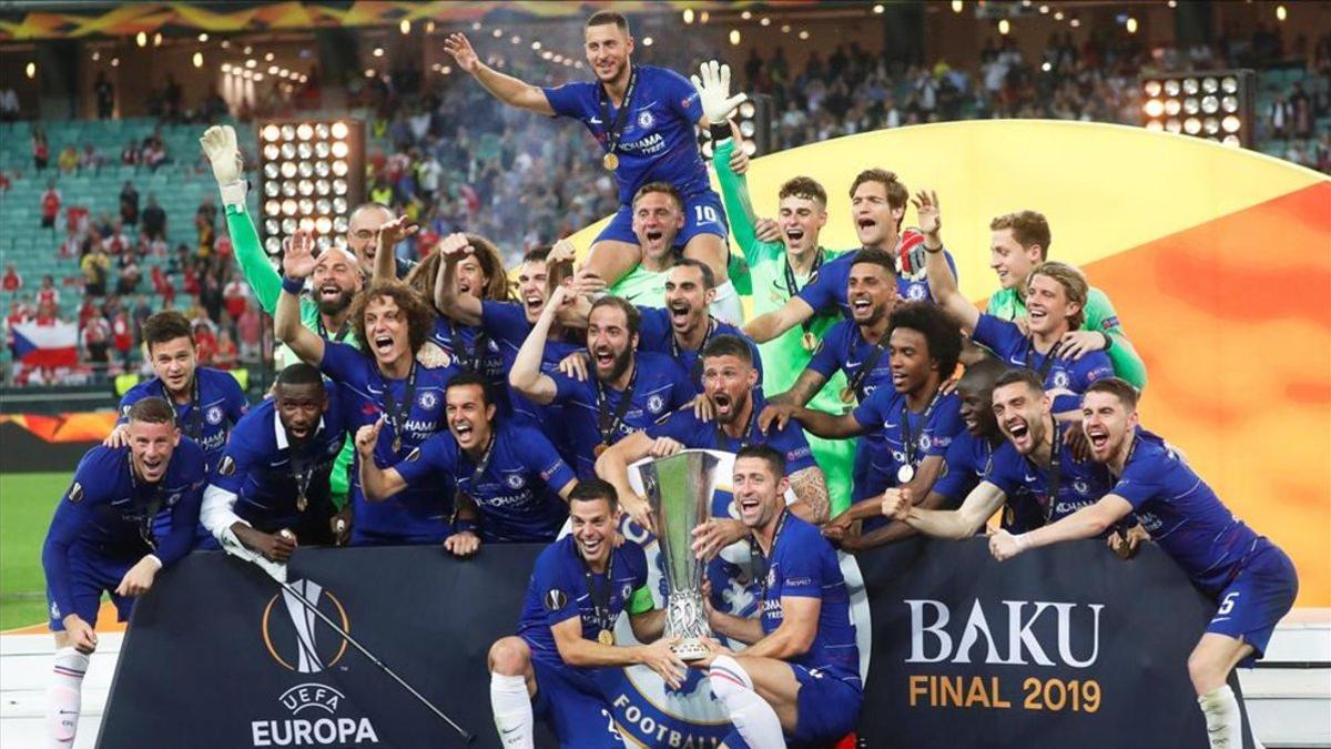 Los jugadores de Chelsea posan con la Europa League