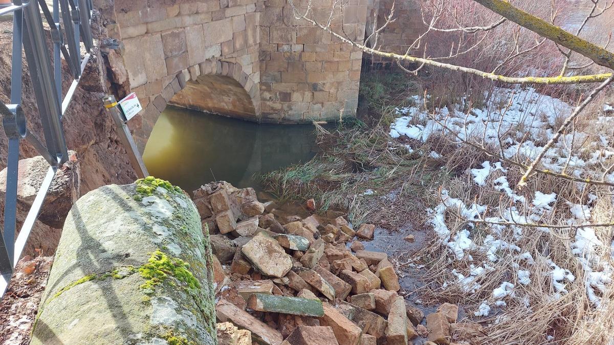 Cae una parte del puente de piedra de Soria capital durante el fin de semana por la nieve.