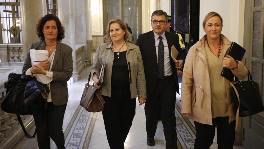 Mª Àngels Ramón Llin (centro de la imagen), hoy, al entrar al pleno municipal.