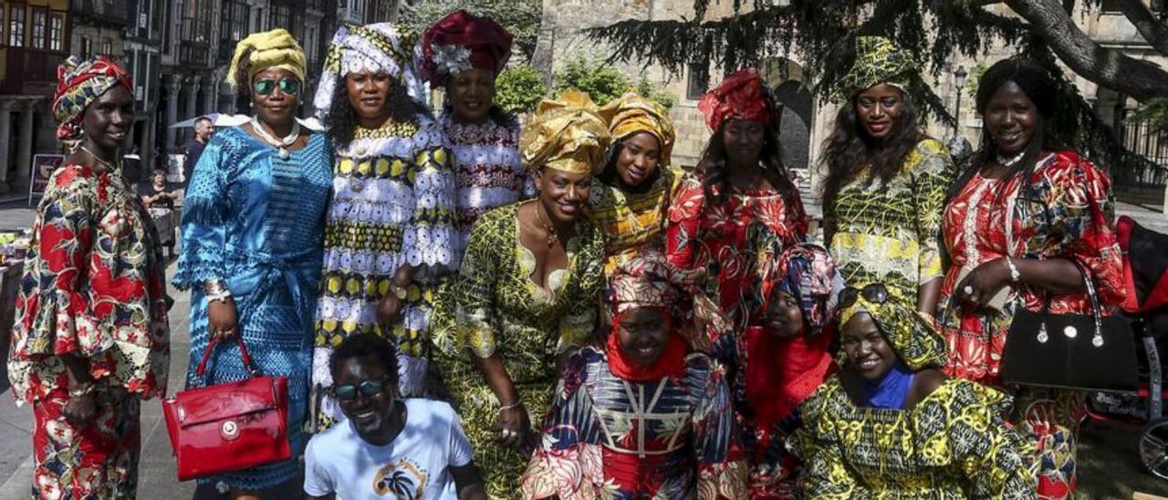 Un grupo de africanas, en el entorno de Álvarez Acebal, con Mamadou Seck, que fue presidente de la Asociación de Africanos en Asturias. | J. Rus