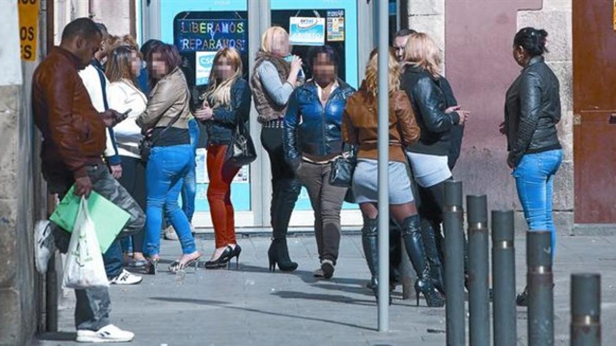 Un grupo de prostitutas ejerce, ayer, en la calle Robador del Raval