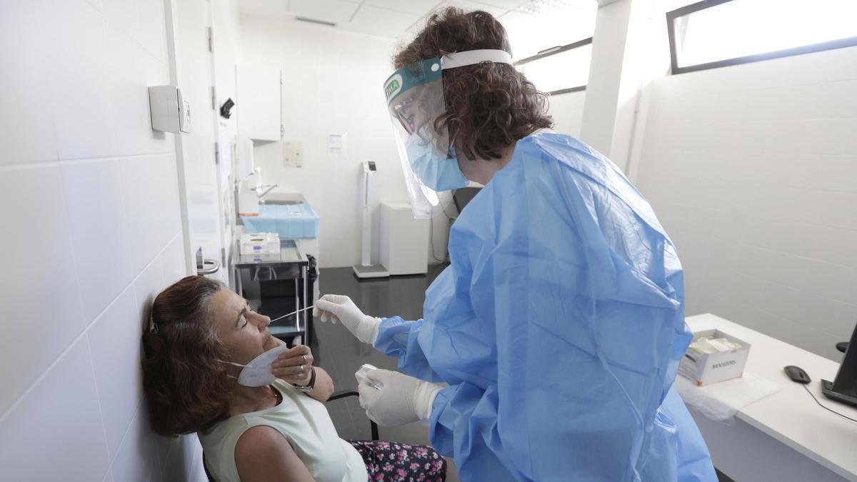 Barcelona 28/06/2022 El aumento de los casos de covid hace crecer la presión en los CAP. En la foto una sanitaria hace el test del covid a una mujer mayor de 60 años con síntomas Fotografía de Ferran Nadeu