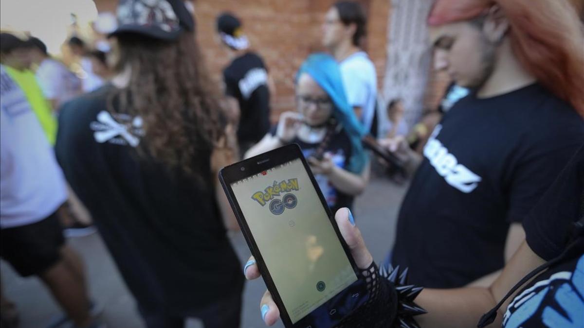 Pokequedada de jugadores de Pokémon Go en Barcelona.