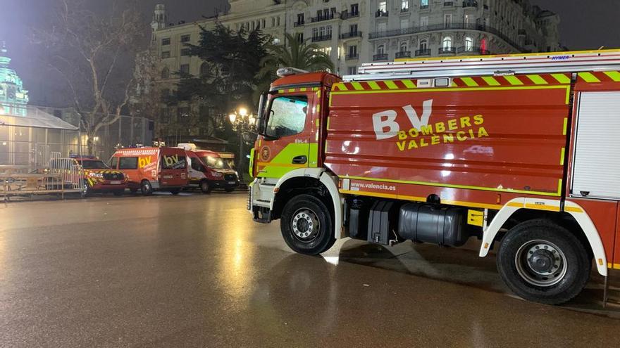 Bomberos preparados en la Plaza del Ayuntamiento