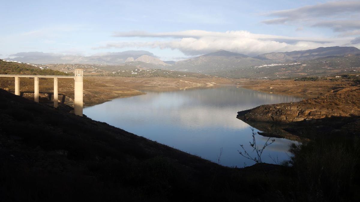 El pantano de la Viñuela apenas ha recuperado medio hectómetro con las últimas lluvias y sigue bajo mínimos desde que fue construido en la década de los ochenta. | ÁLEX ZEA