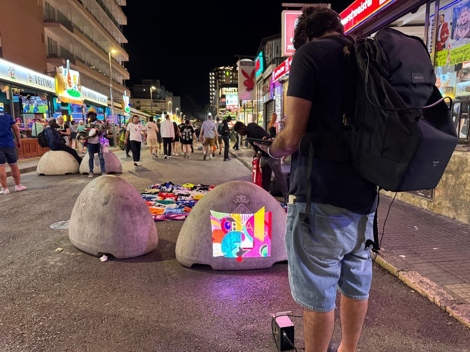 El artista Llorenç Garrit presenta 'Dreamland', un proyecto que busca hacer una crítica al turismo de borrachera en s'Arenal.