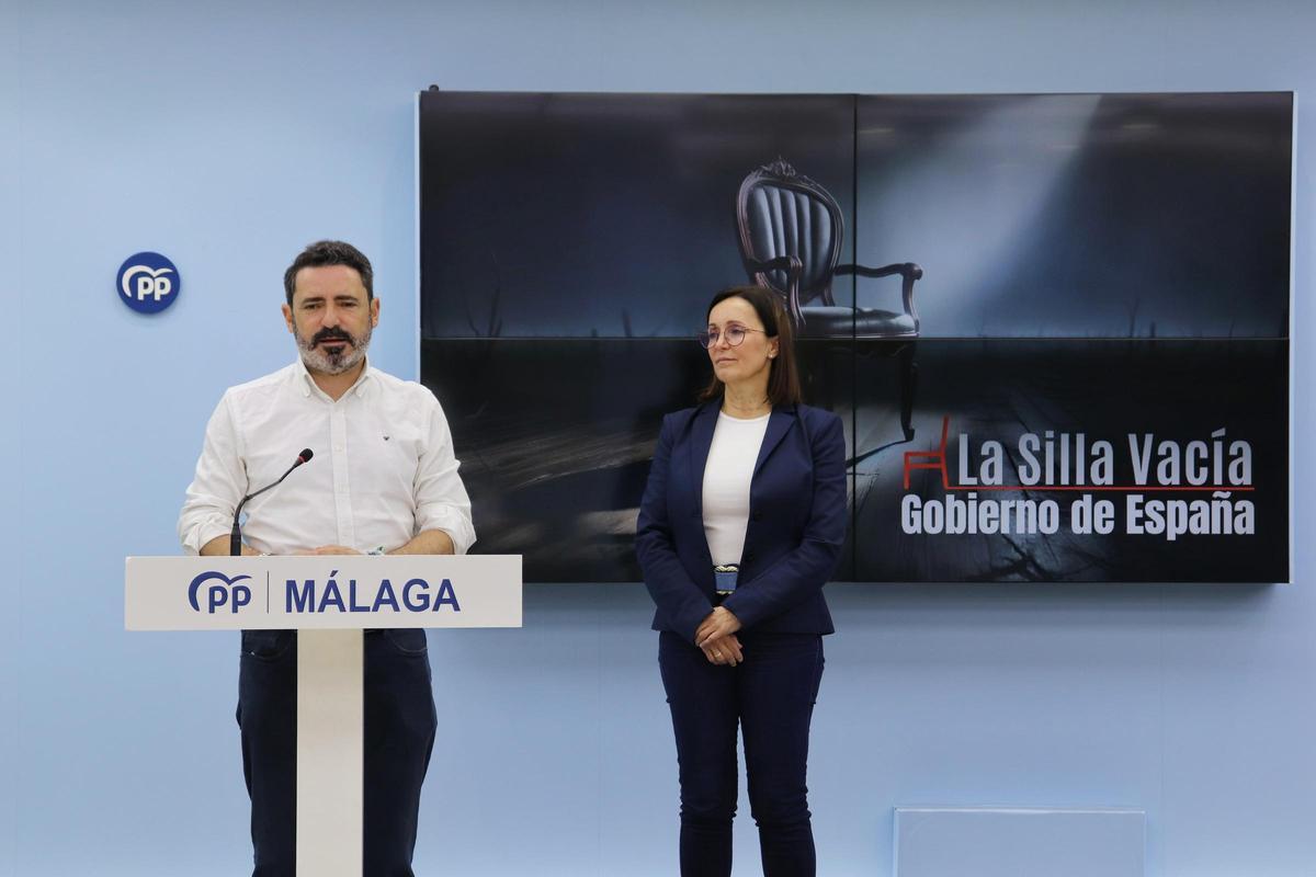 José Ramón Carmona y María del Mar Vázquez presentan la campaña ‘La silla vacía’.