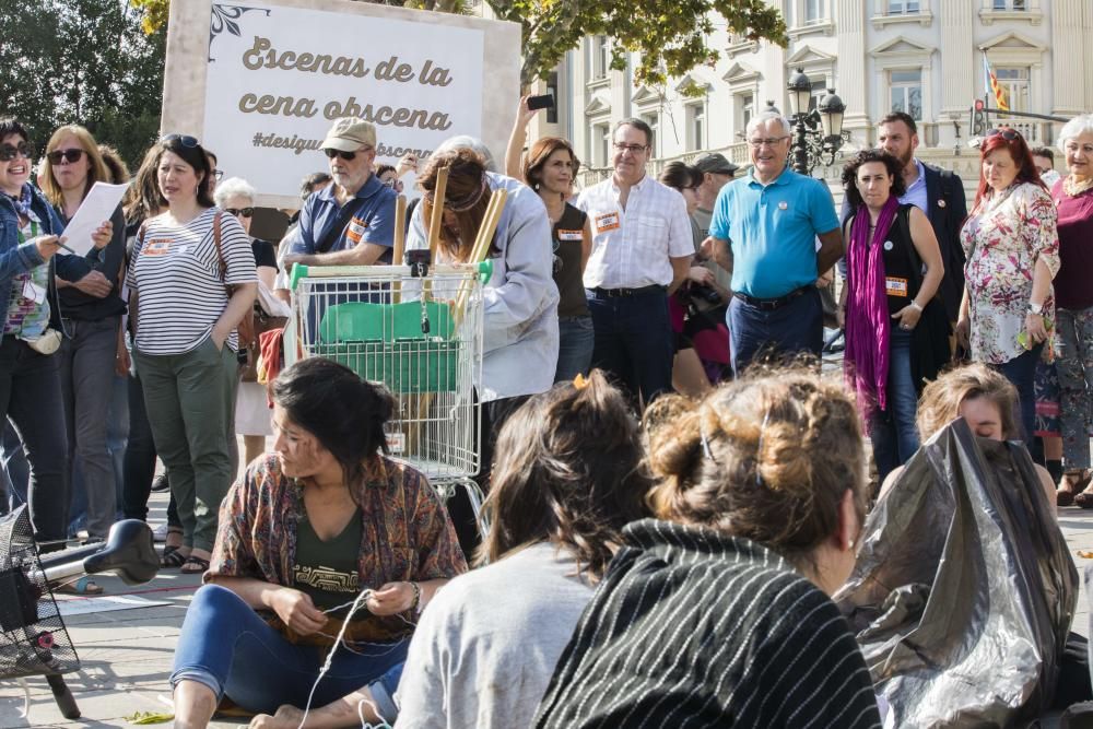 Falla humana de Pobresa Zero en la plaza del Ayuntamiento de València